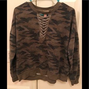 Arizona Camo Lace Up Front Sweatshirt size Medium